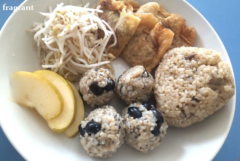 黒豆ごま味噌おにぎり、油揚げ包み焼き